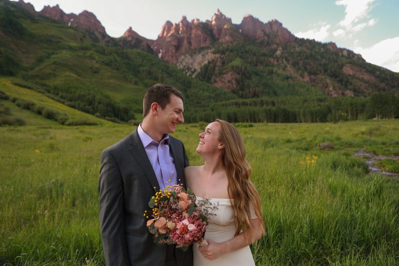 Cute-Intimate-Elopement-in-Colorado_Out-West-Elopements_130A6924_low