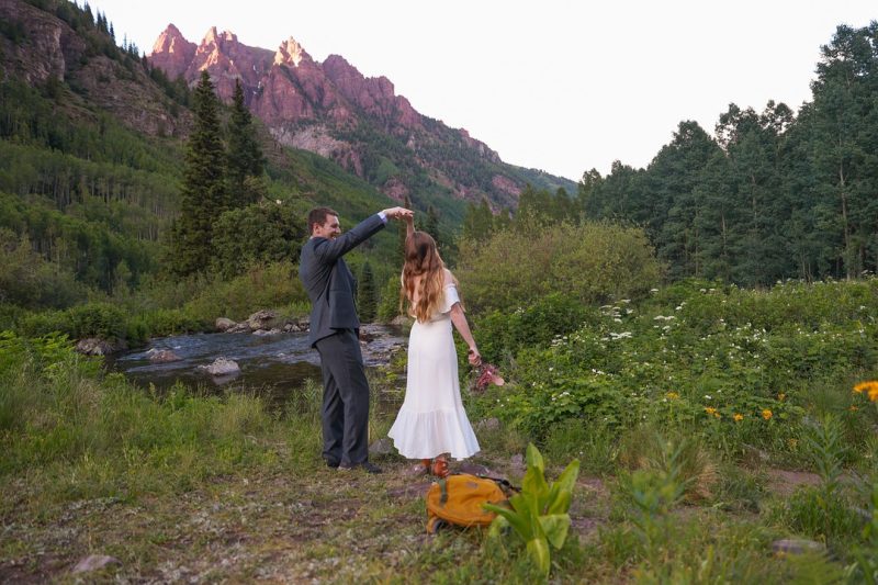 Cute-Intimate-Elopement-in-Colorado_Out-West-Elopements_130A7036_low