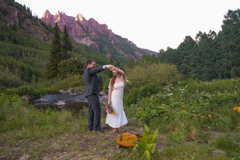 Cute-Intimate-Elopement-in-Colorado_Out-West-Elopements_130A7040_low